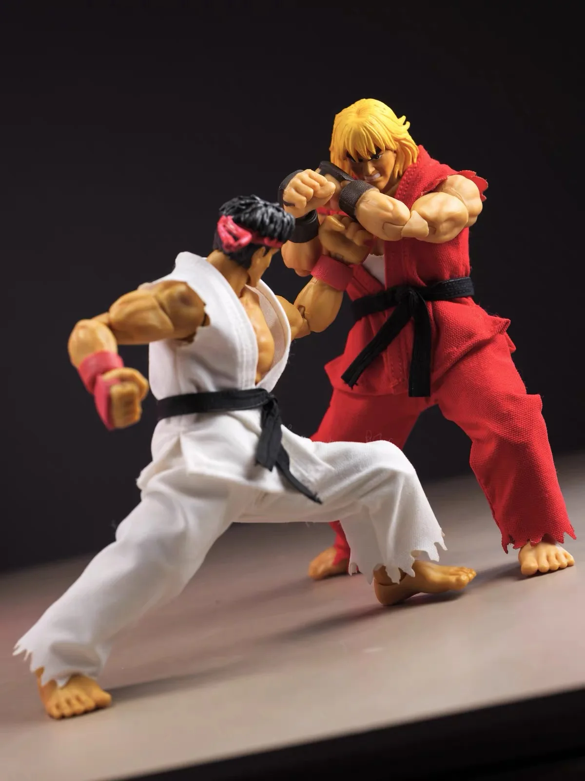 Фото Костюм для карате JADA Street Fighter: Рю, Кен, Мастерс ‌   Комплект аксессуаров для игровых фигурок: бело-красная тканевая одежда (фигурка не включена) №3
