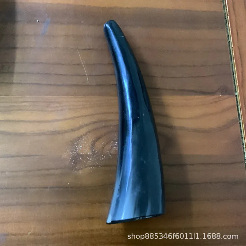 Рог для крупного рогатого скота с изображением черепа яка