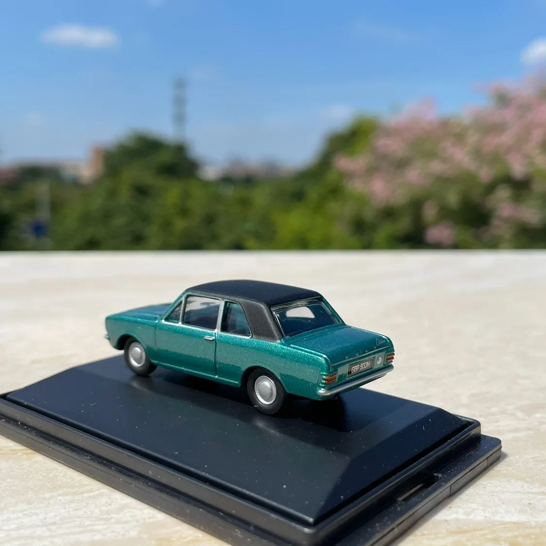Коллекционная модель автомобиля Ford из сплава под давлением в масштабе 1:76