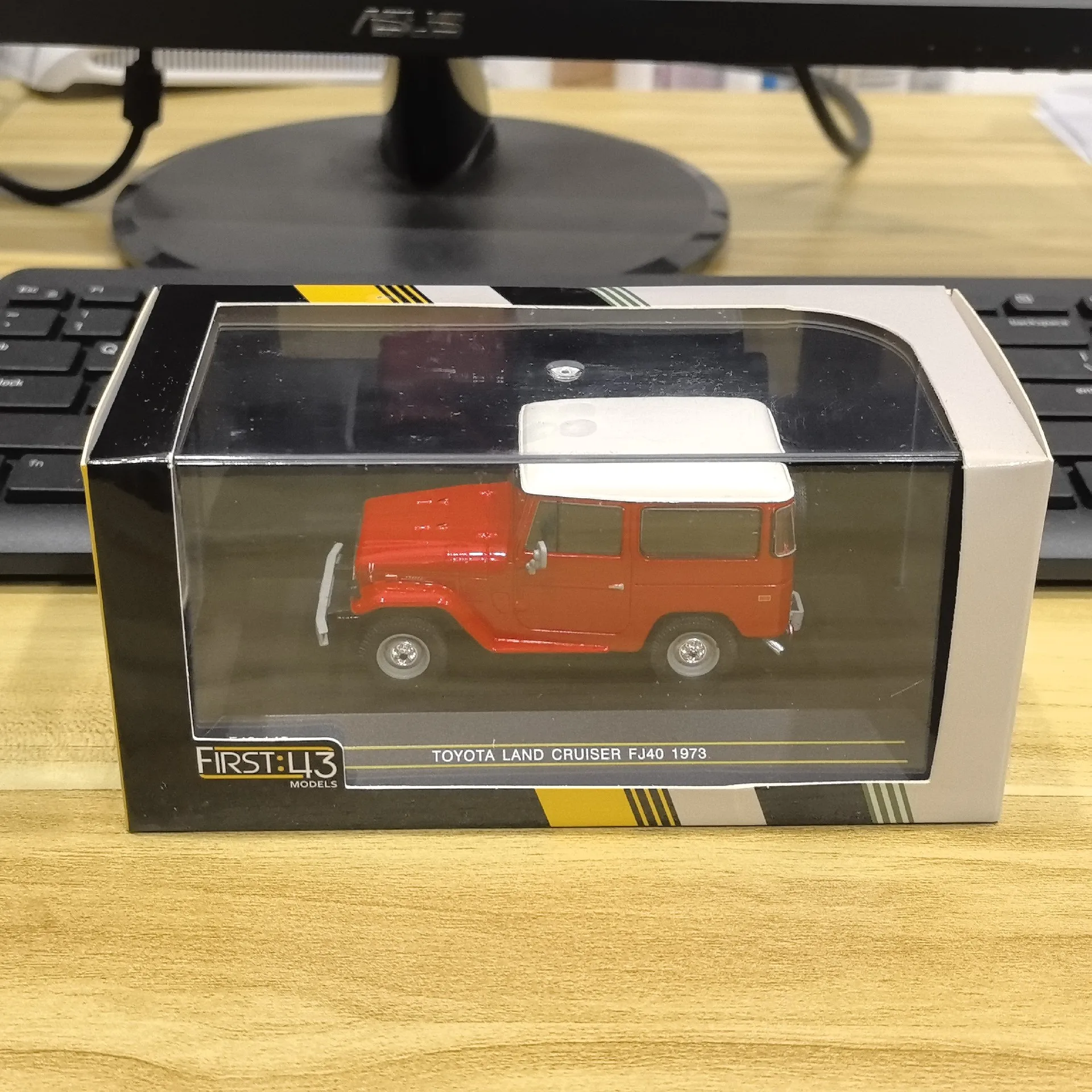 Фото Модель автомобиля TOYOTA FJ40 1973 года, масштаб 1/43, литой сплав, 2-дверная. №1