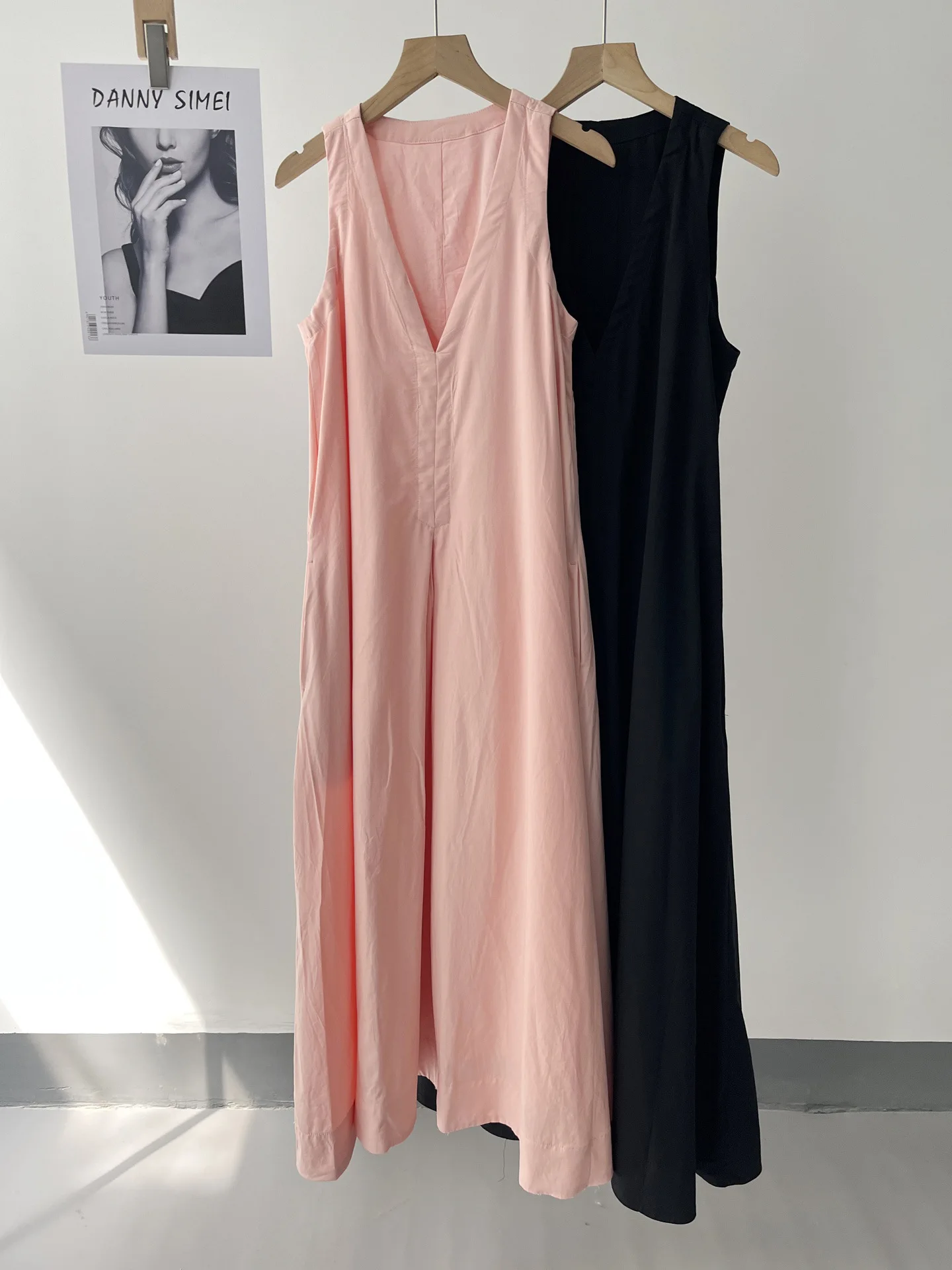 Женское платье-майка трапециевидной формы с v-образным вырезом без рукавов