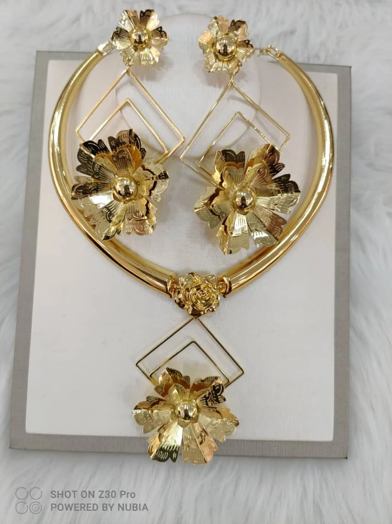 

Dubai Women's Gold Color Jewelry Set African Big Flower Shaped Necklace Earrings Bracelet Ring Set For Wedding Party Gift