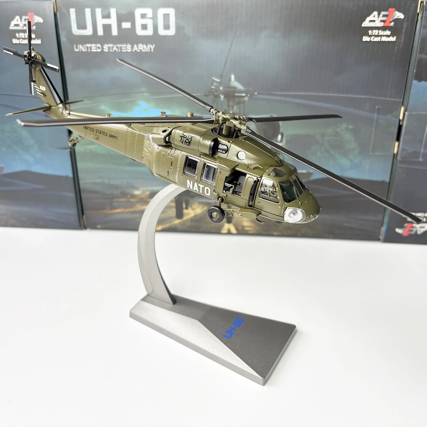 Фото Масштабная модель вертолета UH-60 Black Hawk США (1:72), готовая коллекционная модель военного самолета UH60 NATO Combat Hawk, литая под давлением, сувенир, подарок №4