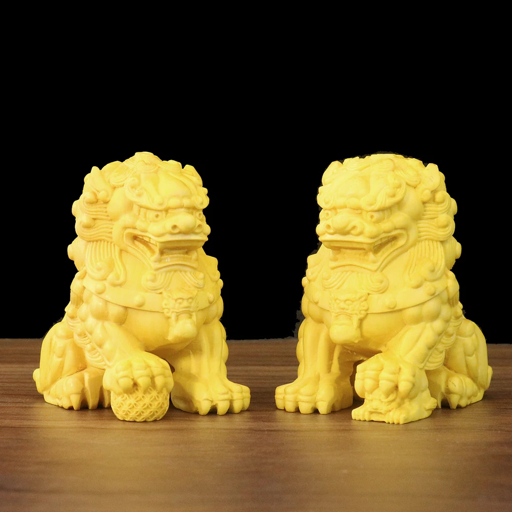 

1PC Boxwood Carved Male Lion Hugging Ball Wooden Home Creative Fashion Lucky Lion Living Room Office Workshop Car Decoration