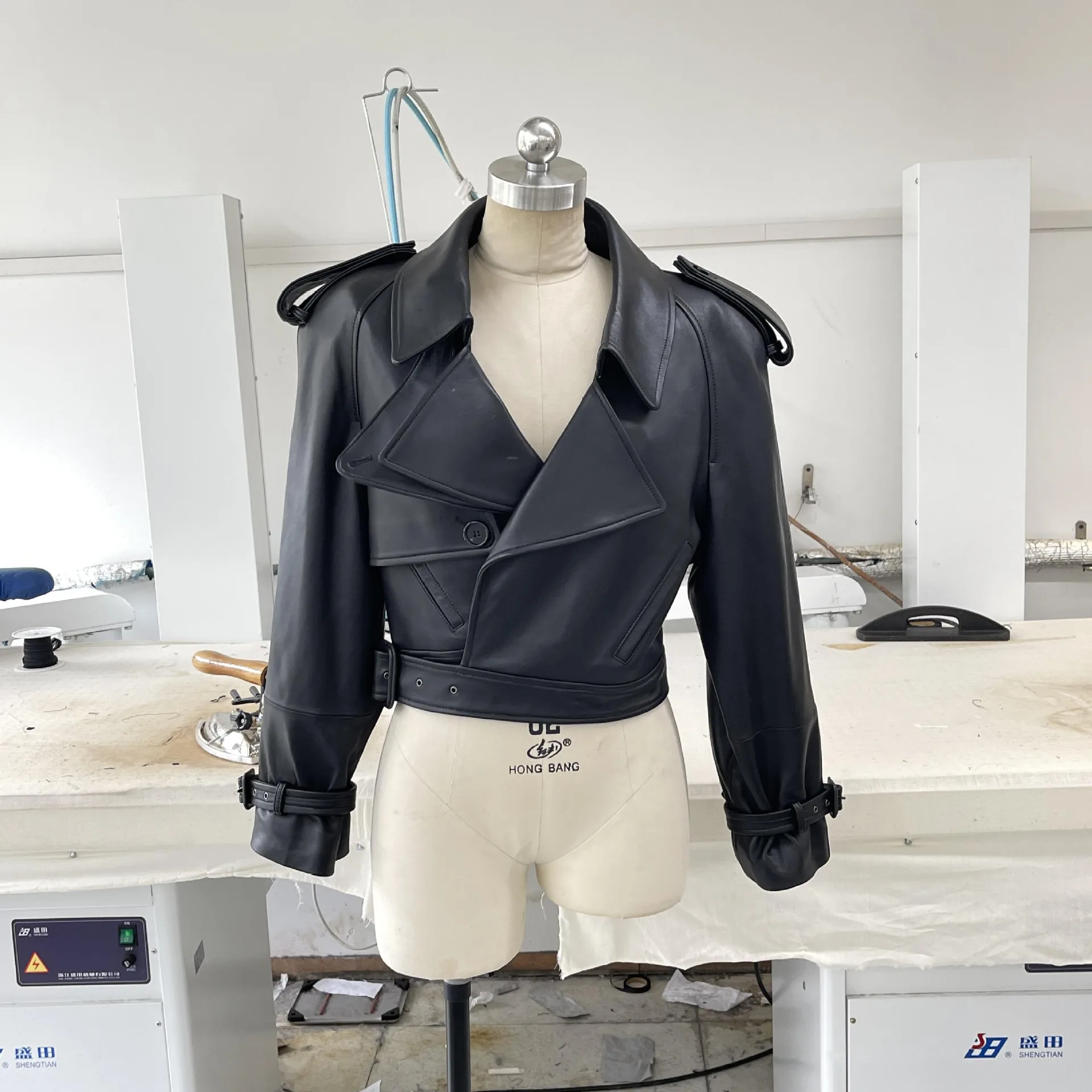 Рисунок 4 - Женская кожаная куртка с лацканами