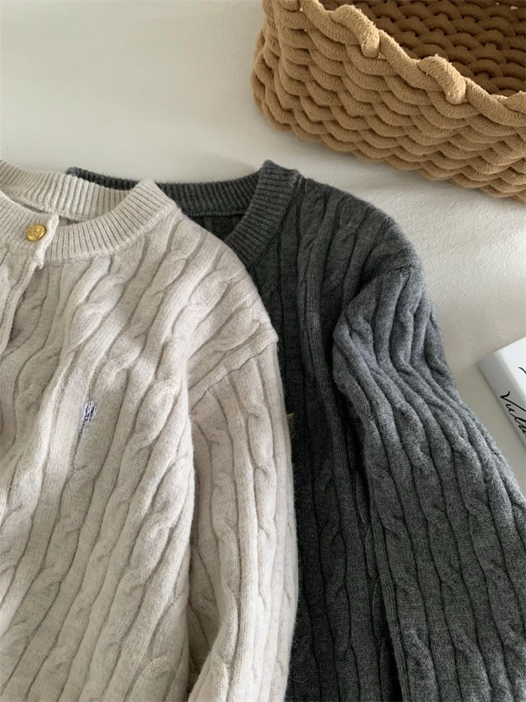 Свитер с круглым вырезом и вышивкой кабеля. Верхняя одежда. Женская весна осень.