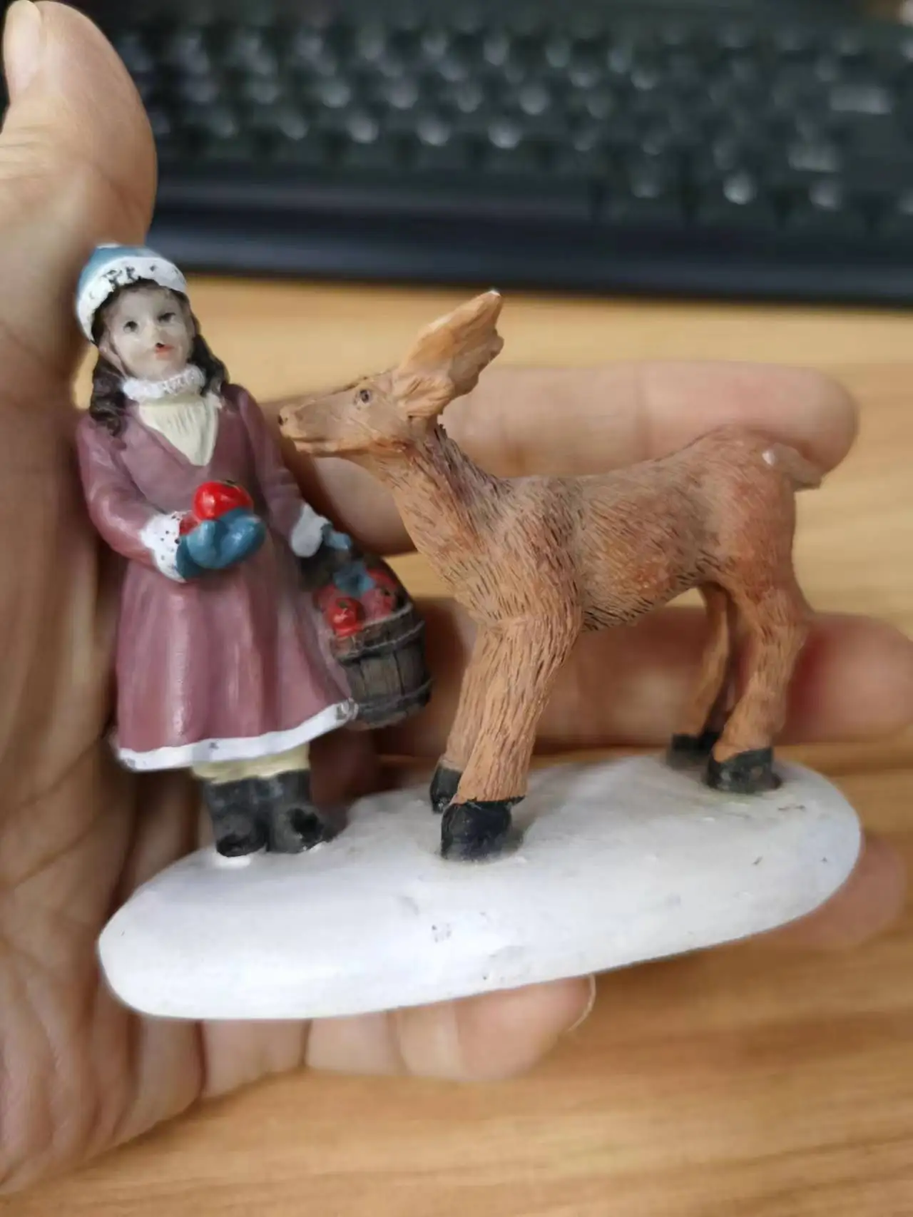 

Фигурка из смолы "Девушка, кормление"