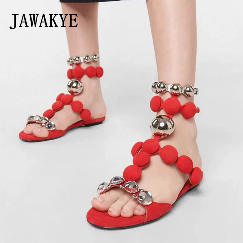 

Летние новые красные пуговицы с бисером, металлические шарики, Декор, плоская, стандартная дизайнерская обувь с пряжкой на лодыжке для вечеринки, повседневные пляжные сандалии