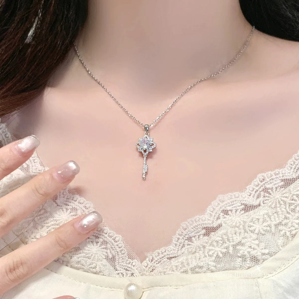 Фото Изысканное роскошное ожерелье с циркониевым кулоном-ключом для женщин, модная красивая цепочка с четырехлистным клевером и стразами, украшение для вечеринок и повседневной носки, подарок. №2