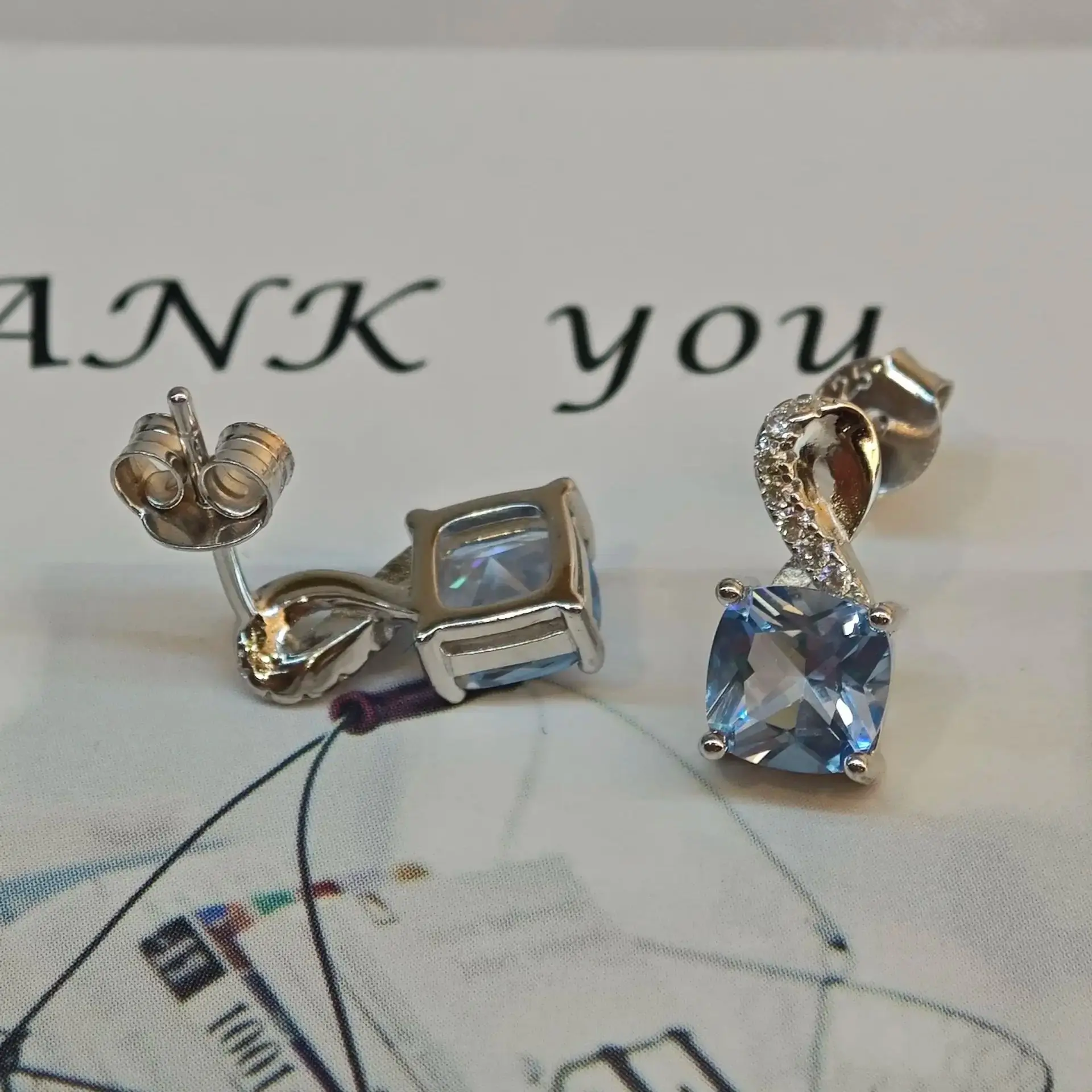 Серьги-гвоздики с голубым топазом 6 х6 мм