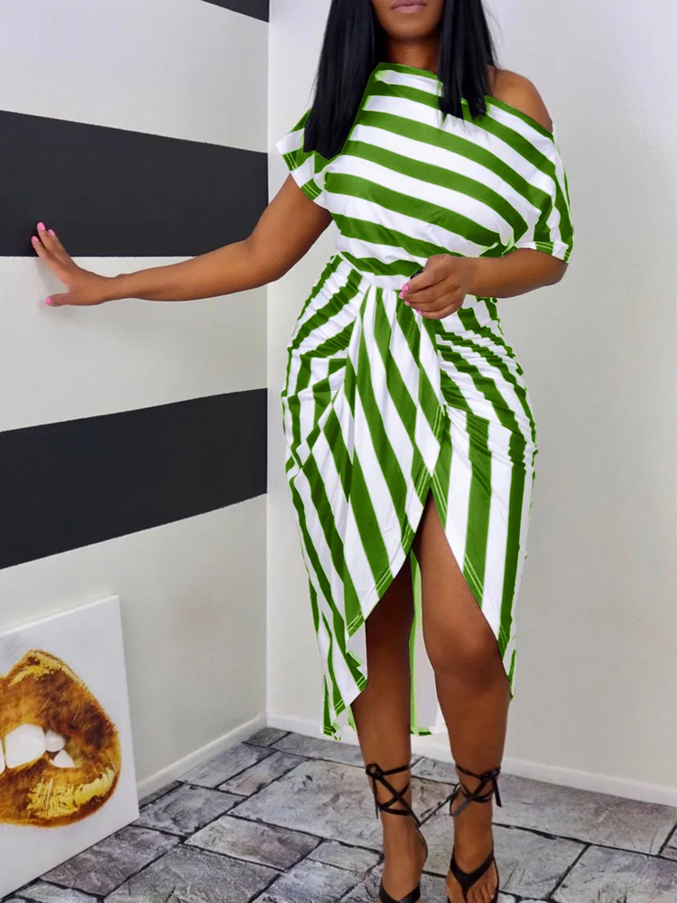 

Женское облегающее платье с коротким рукавом и принтом в полоску