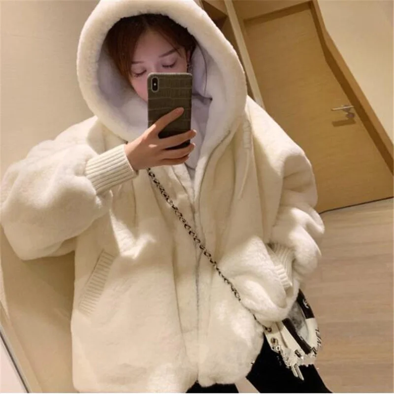

Новинка 2022, осенне-зимнее Новое плюшевое пальто из меха ягненка, женское Свободное пальто с капюшоном, модное белое сохраняющее тепло женск...