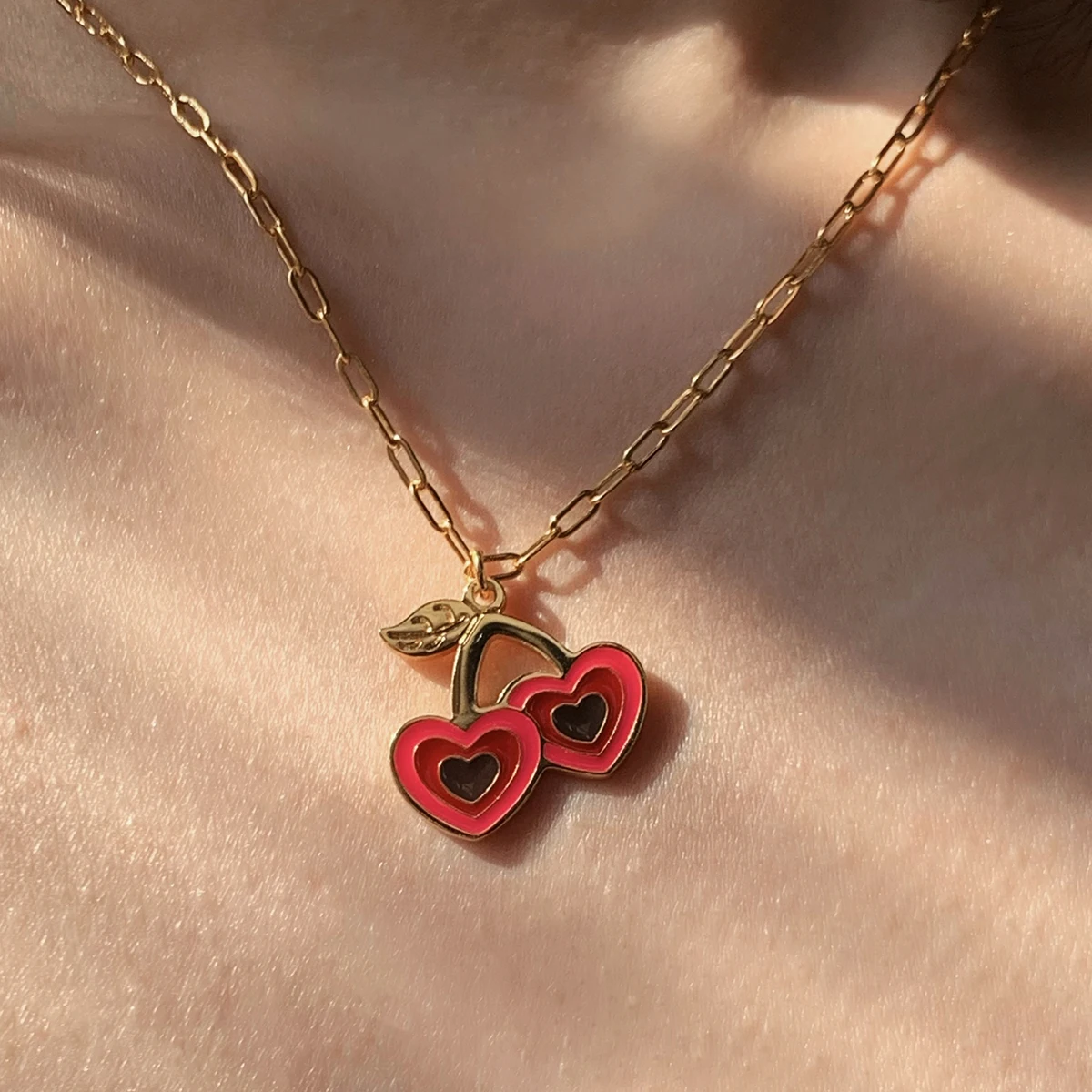 

Design Drop Glaze Cherry Fruit Pendant Necklace Exquisite Temperament Clavicle Necklace Stacked Necklace Women