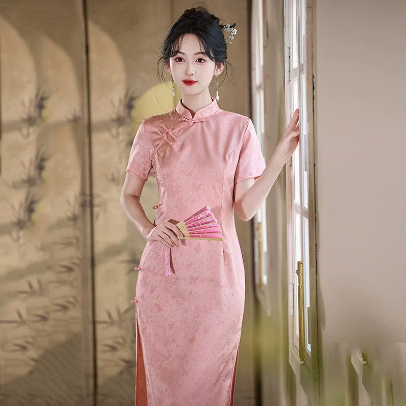 Розовое платье Cheongsam средней длины в китайском стиле с горячим тиснением, молодежное платье 2025 года, новое женское облегающее вечернее платье в стиле ретро с короткими рукавами Qipao (art.: 3920d101f3c5e) - 3920d101f3c5e