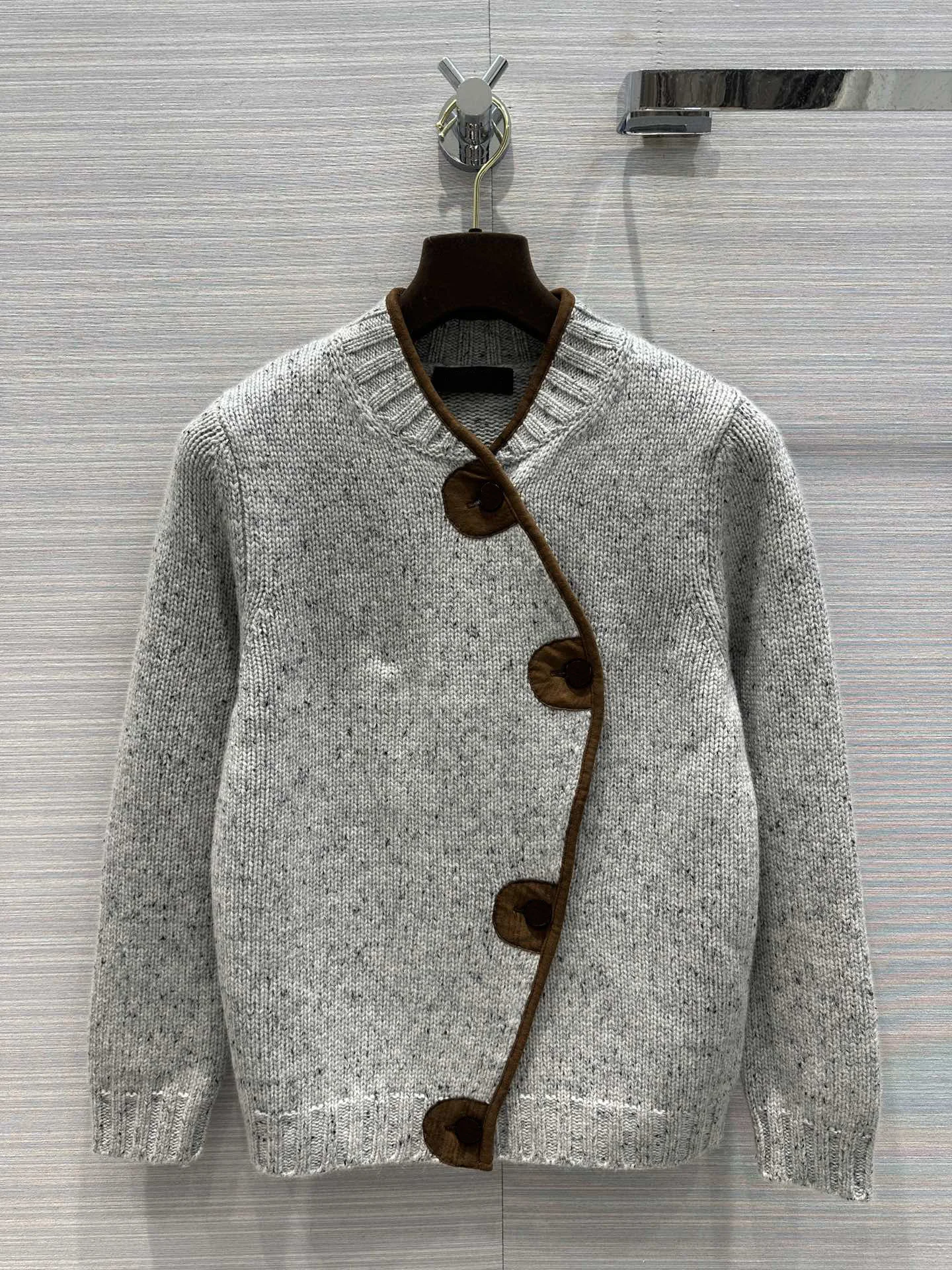 

2023 Autumn/winter new, countercolor suede hemmed craft cashmere coat. The classic version is advanced and stylish!