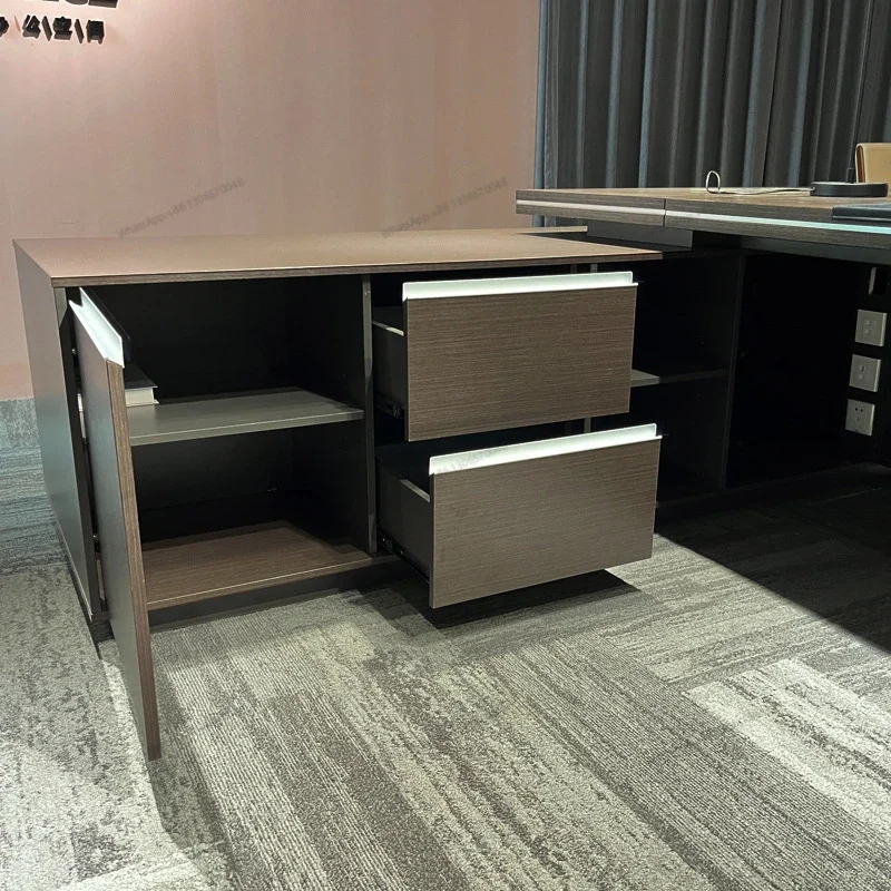 Стильный и минималистичный стол начальника генерального директора большого