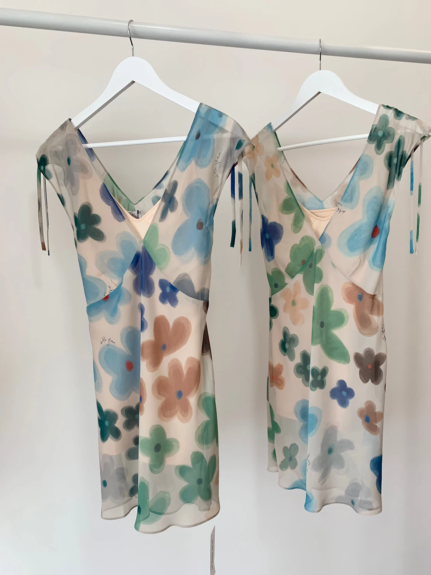 Женское Сетчатое мини-платье с цветочным принтом и V-образным вырезом |