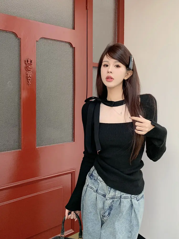 Женский укороченный свитер с бантом