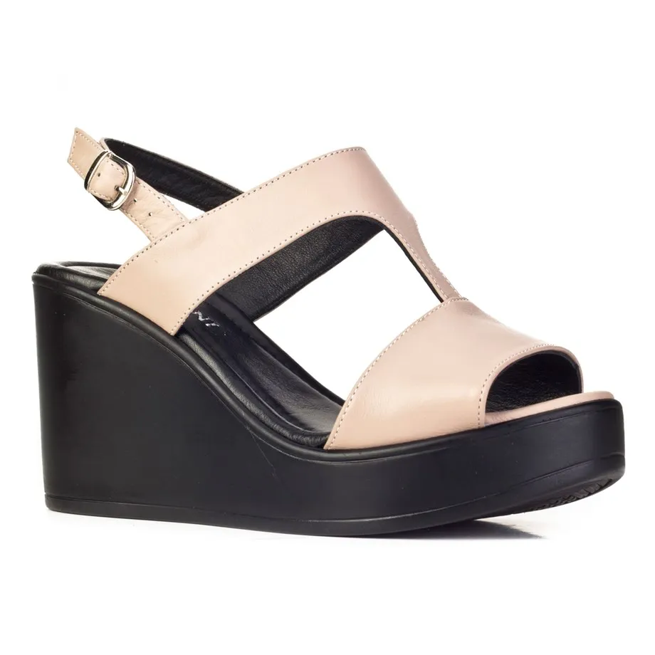 

Сандалии из натуральной кожи бежевого цвета на каблуке