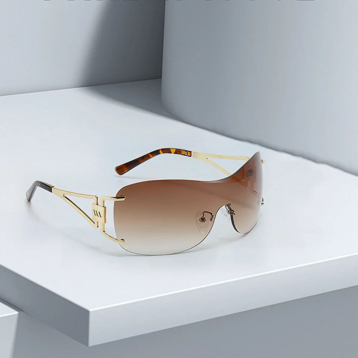 Модные солнцезащитные очки с золотой каймой и градиентными зелеными линзами