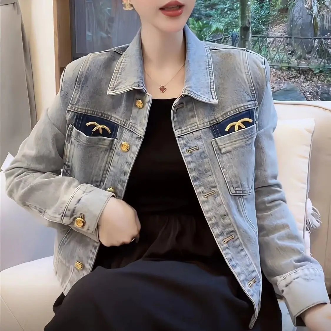 Женская джинсовая куртка свободная однобортная контрастных цветов верхняя