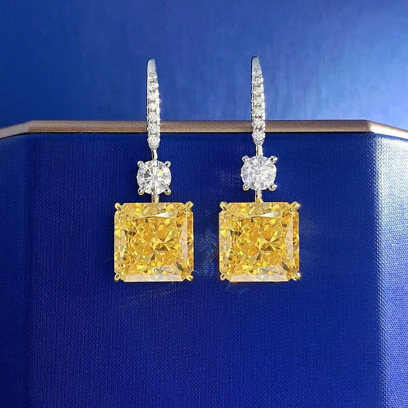 

Женские серьги из серебра 925 пробы с бриллиантами, 10 х10 мм