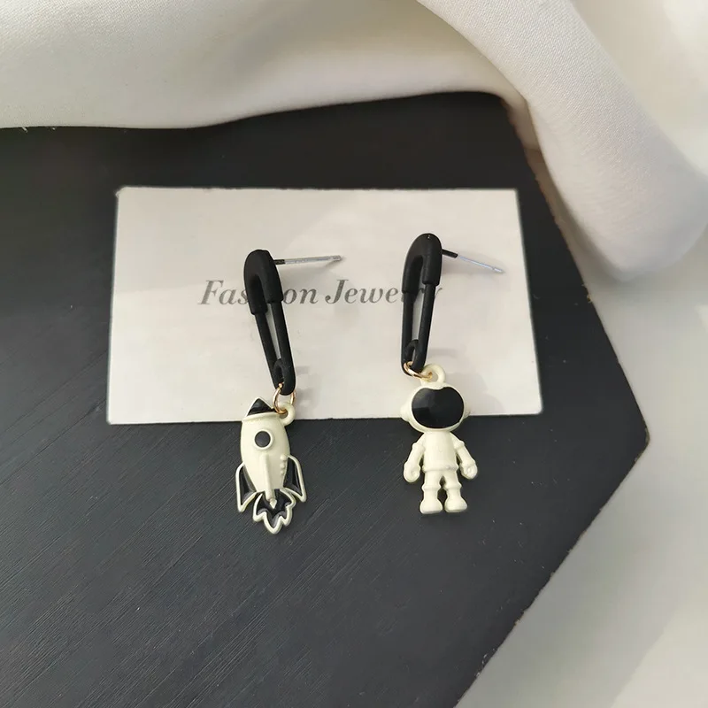 

New Personality Black Rocket Spaceman Earrings for Women Fashion Retro Three-dimensional Punk Drop Earrings Jewelry Gift