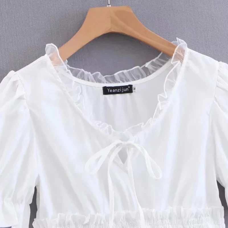 Женская короткая рубашка с рюшами V-образным вырезом и оборками на подоле белая