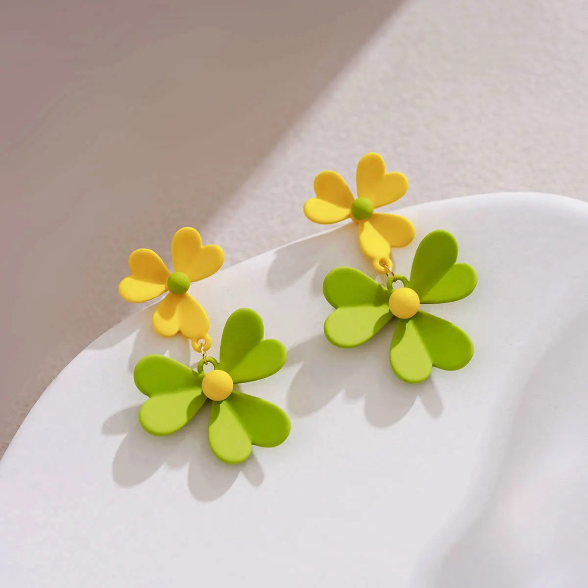 

Уникальные дизайнерские серьги, особый дизайн, трехлистные цветочные серьги, популярные желтые и зеленые новые серьги для женщин