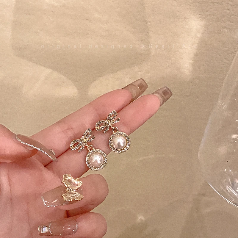 

Only the United States full of zirconia bow pearl earrings female 2023 new tide earrings niche design sense earrings female