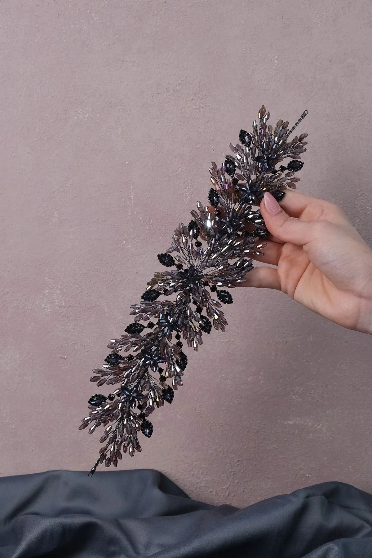 

Повязка на голову с кристаллами и хной для невесты Anthracite Ground Arden