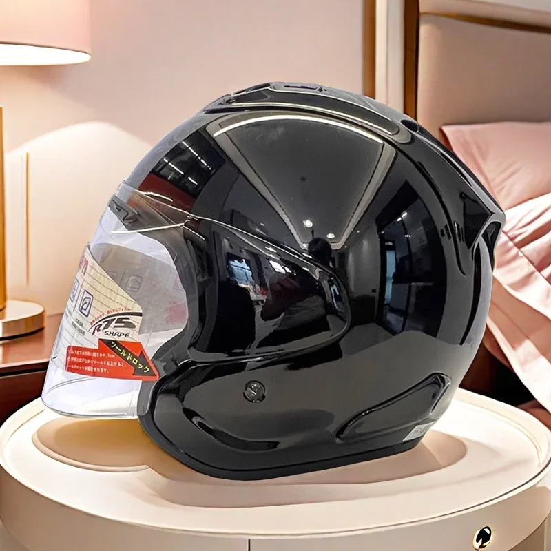 Яркий черный мотоциклетный шлем с открытым лицом