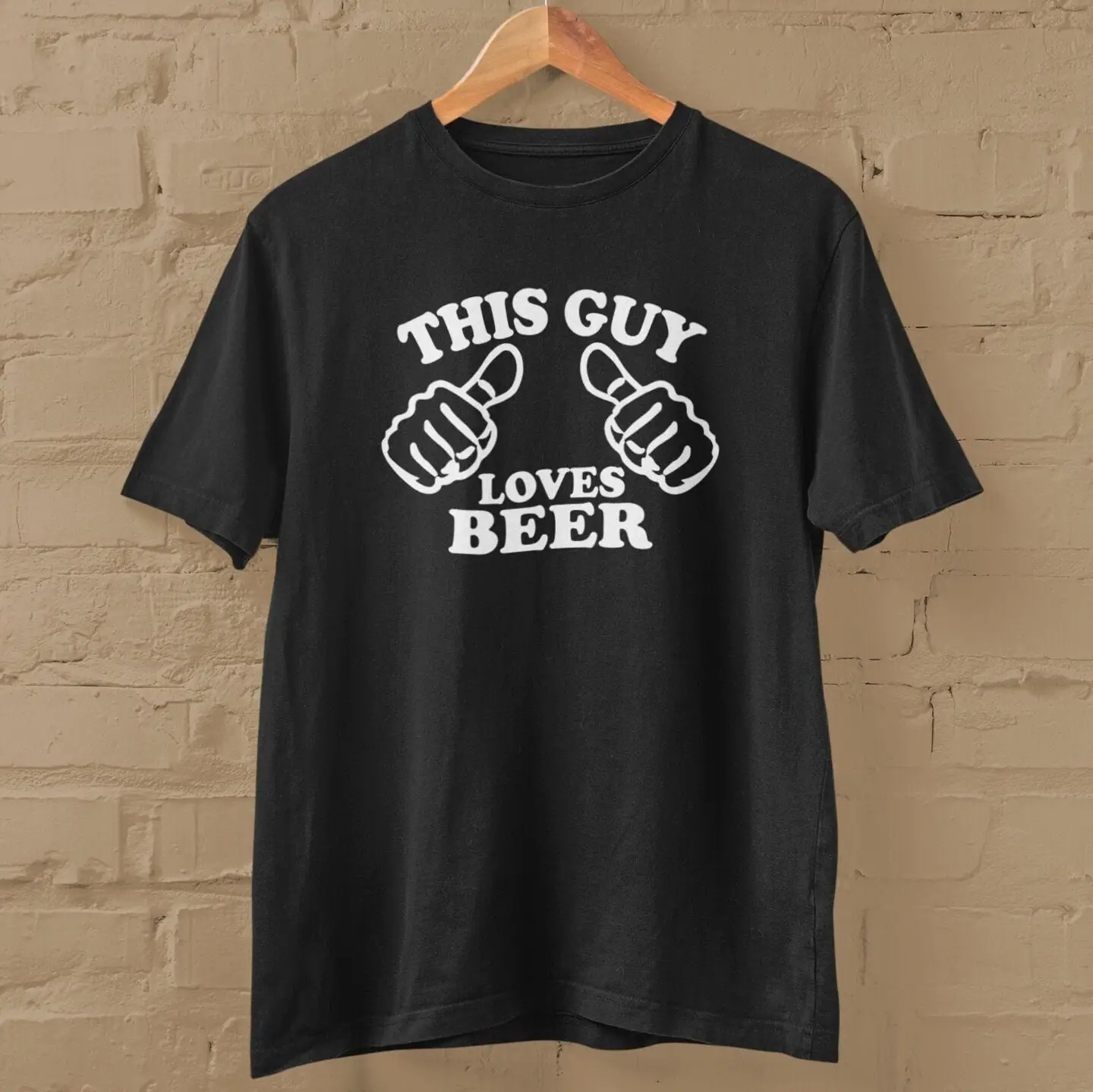 Этот парень любит футболку с пивом разных размеров и цветов