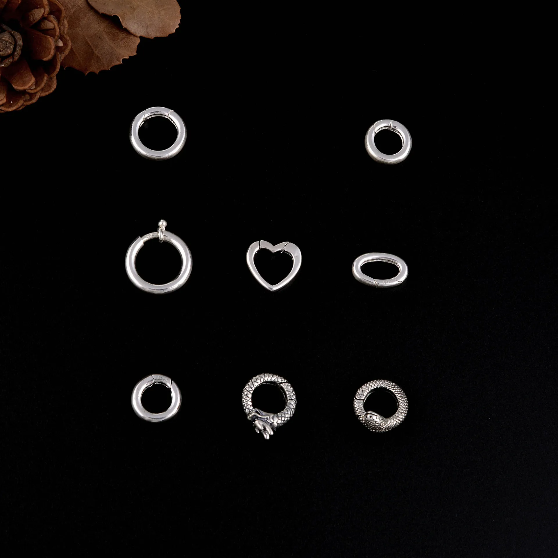 

Женское серебряное ювелирное изделие с круглым сердцем и троллем