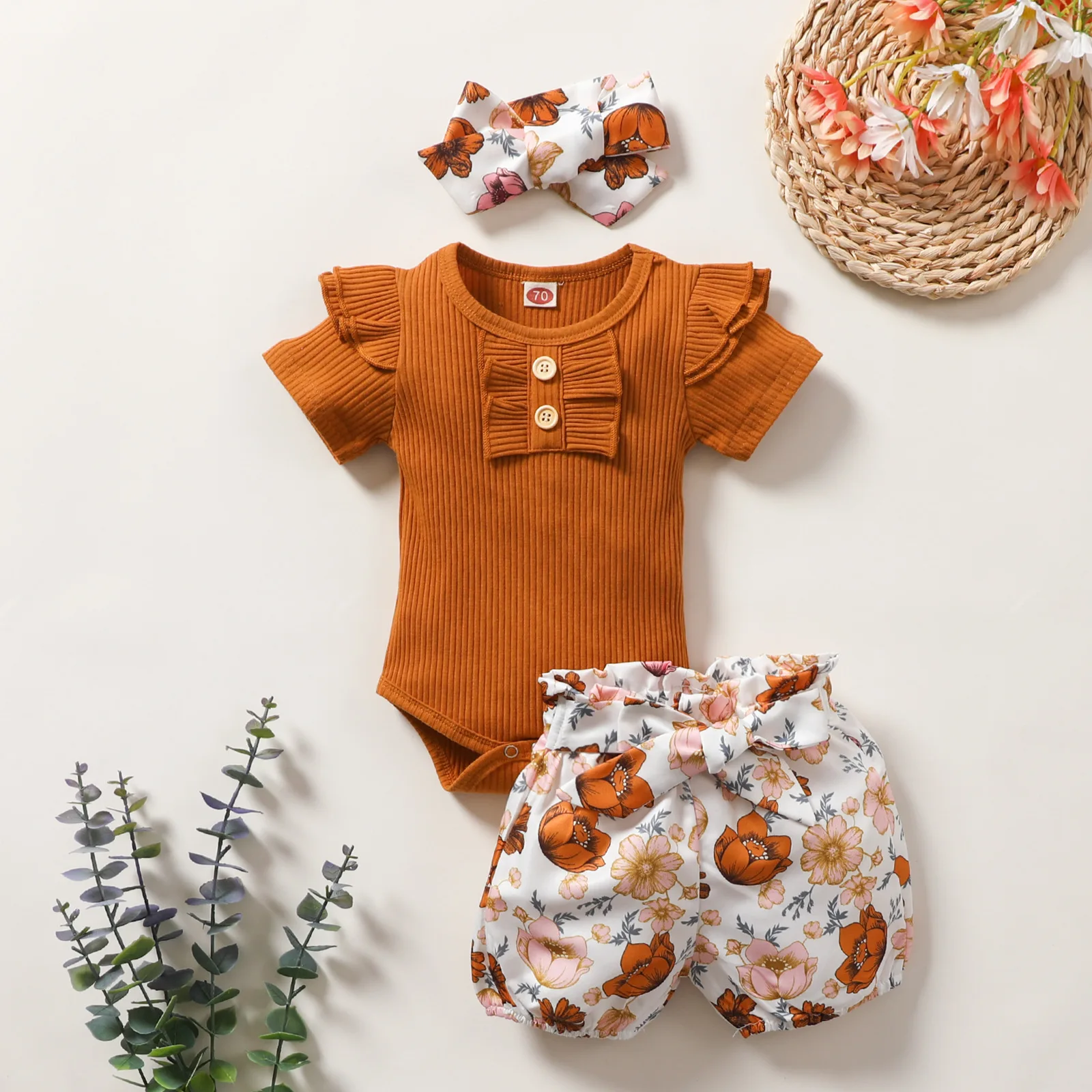 

Explosions of New Summer Clothes with Lotus Leaf Sleeves Tight Clothes and Flower Shorts.