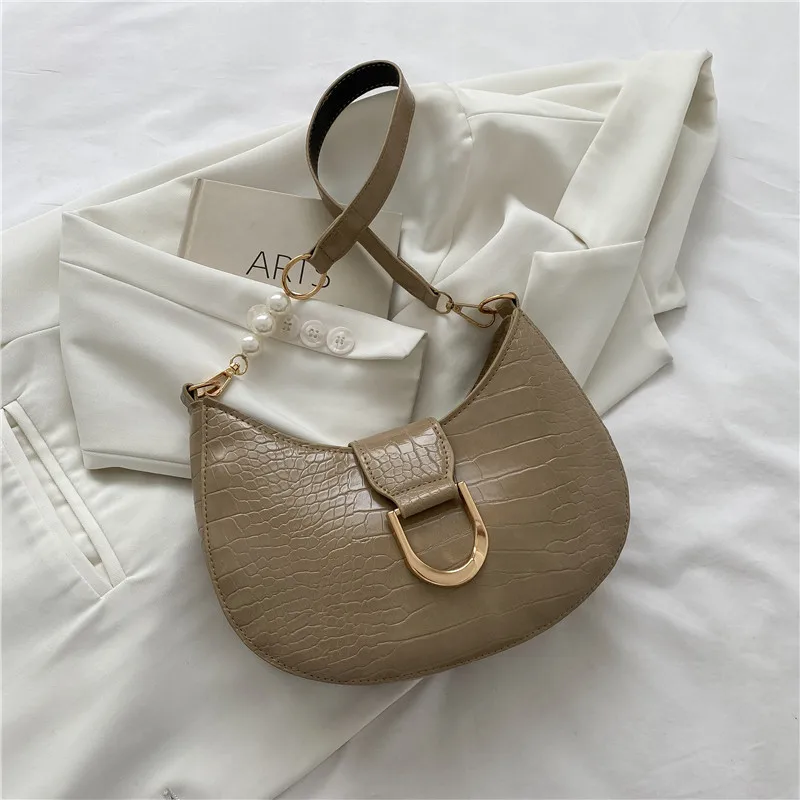 Классическая декоративная сумка через плечо с металлической пряжкой. Однотонный