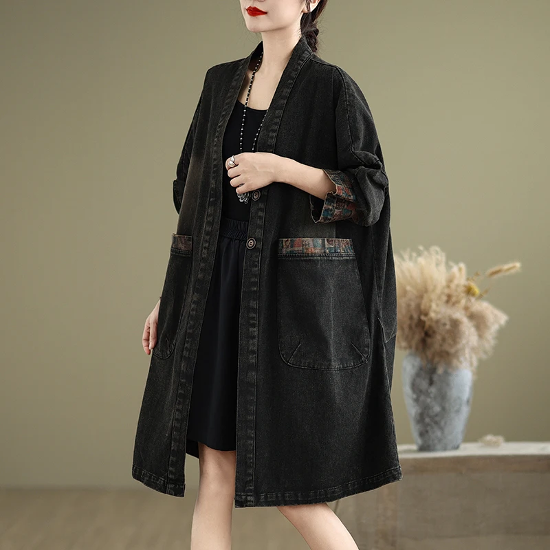 Женская джинсовая куртка с V-образным вырезом и большими карманами