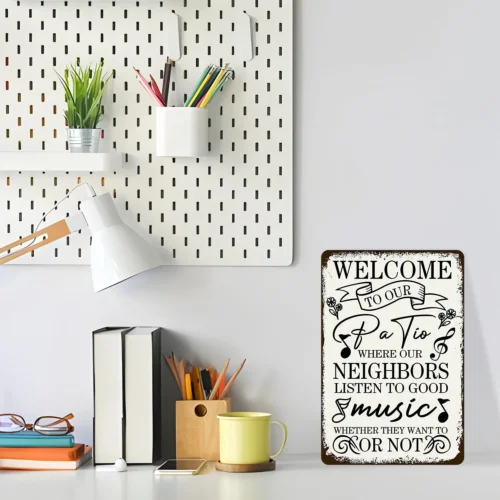 Знак патио добро пожаловать на наш где наши соседи слушают хорошие музыкальные