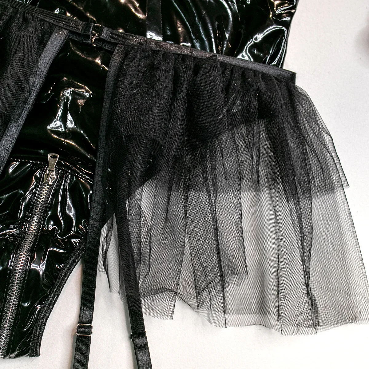 Женский комбинезон из лакированной кожи однотонный сетчатый с подвязками на