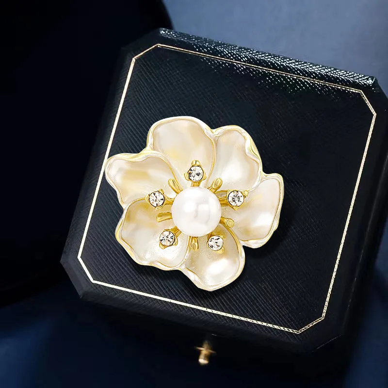 

Women Classic Camellia Pearl Crystal Badges Brooches Vintage Famouse Design Exquisite Corsage Pins For Lady Party Wedding Gift