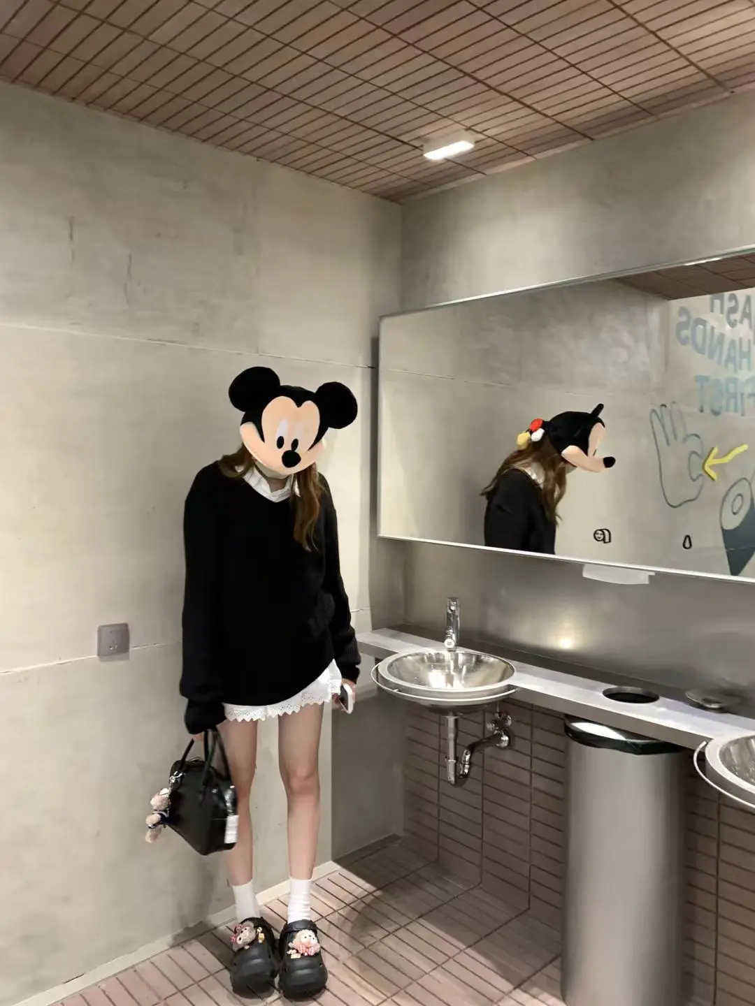 Расслабленное ощущение ленивая перекрывающаяся одежда черный свитер с