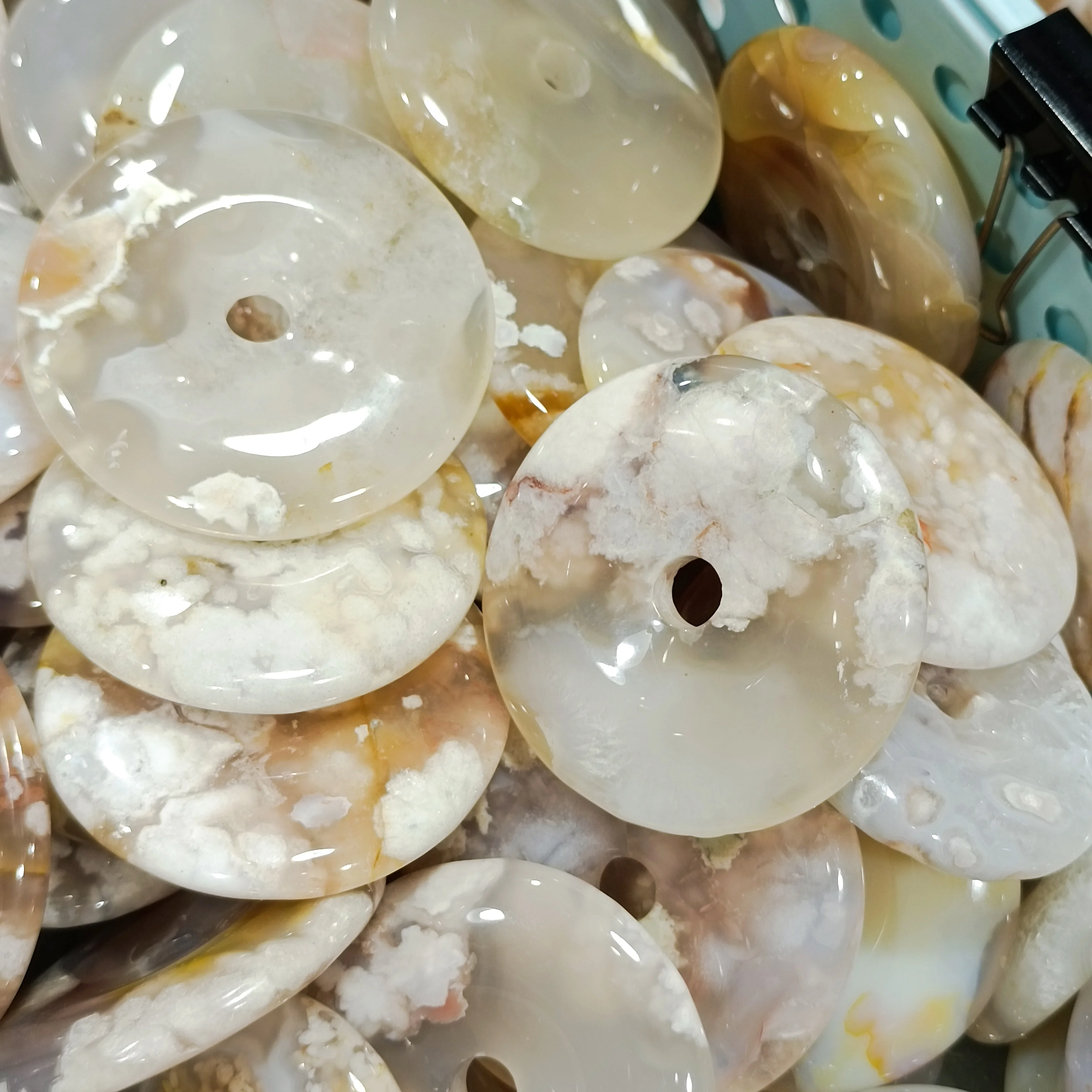 

5-6cm 1pc Natural Cherry Blossom Agate Safety Buckle Shaped Crystals palm Gemstone Healing Stones DIY jewelry pendant