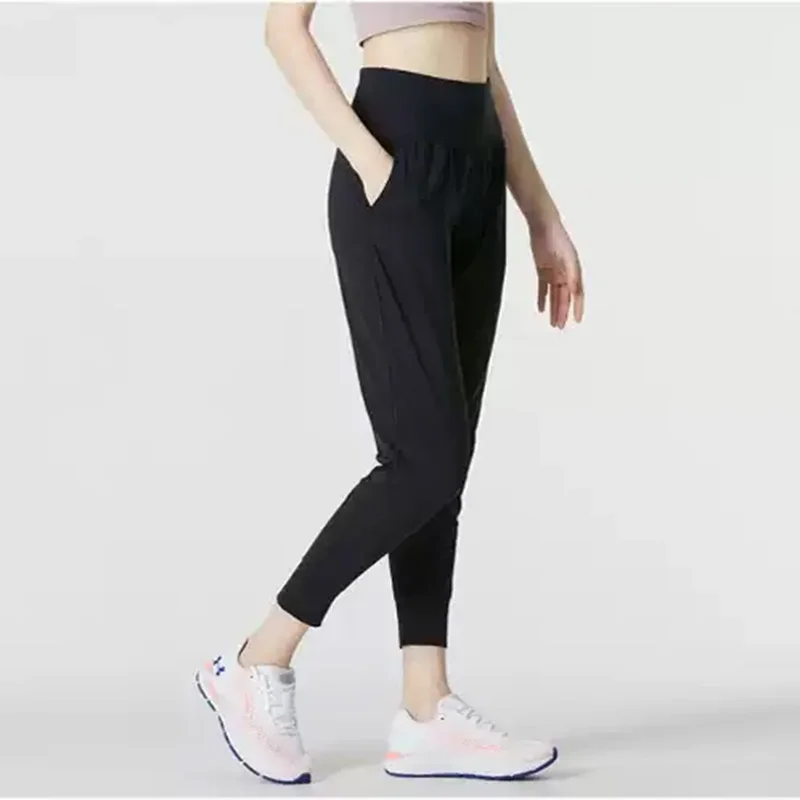 Фото Летние спортивные брюки для фитнеса и бега Under Armour - дышащие и удобные, трикотажные длинные брюки 1371021-001 №2