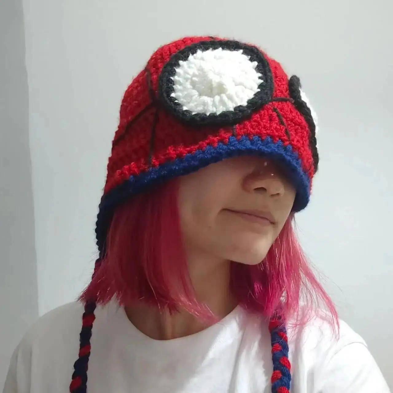 Вязаная шапка-бомбер с рисунком Человека-паука