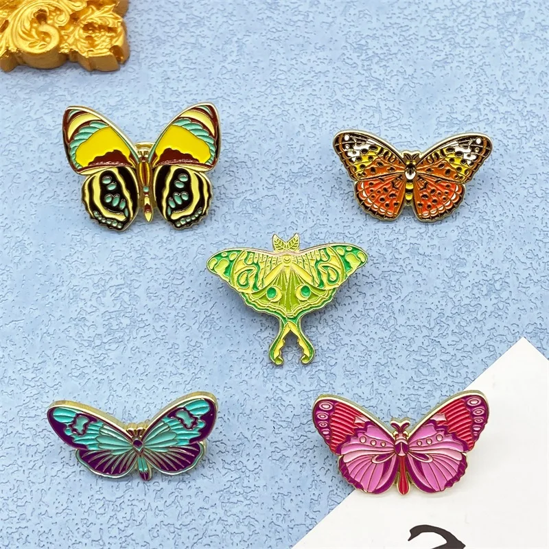 Эмалированная брошь в виде насекомого из сплава с изысканной бабочкой