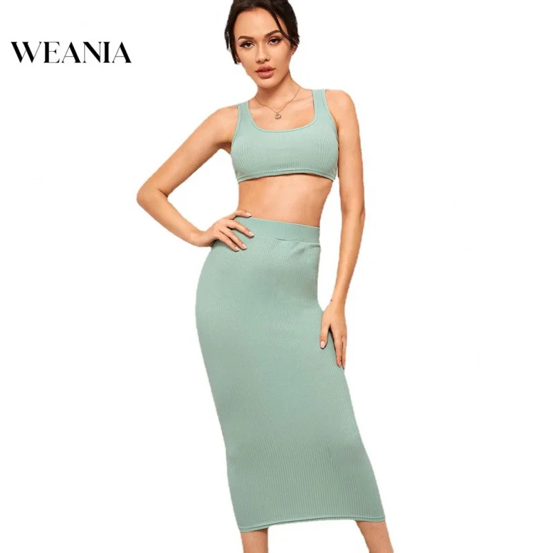 

Модный женский однотонный топ на бретельках и длинная юбка с высокой талией