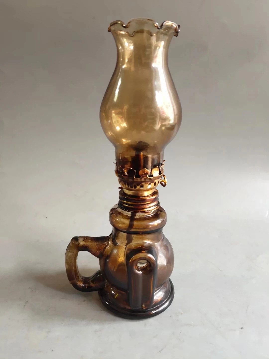 

Старинная стеклянная масляная лампа, около 70 истории, традиционная переработка старых предметов, полностью Сохраненная, может использоваться как обычно, для домашнего декора