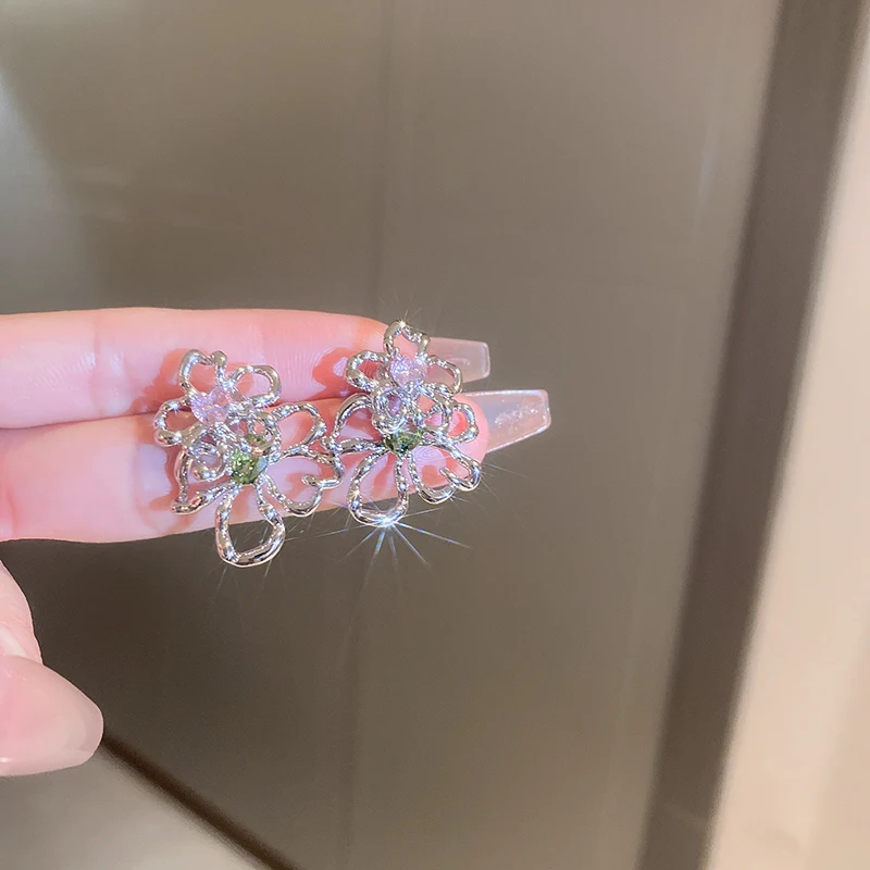 

DREJEW Gothic Skeleton Flower Women's Stud Earrings Trendy Glitter Cubic Zirconia Perforated Stud Memorial Day Jewelry Accessory