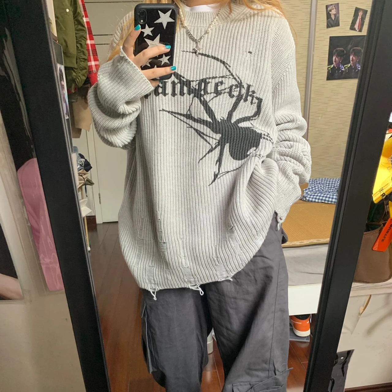 

Женский свитер с длинным рукавом, круглым вырезом и принтом паука