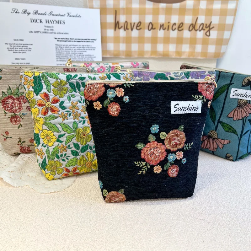 

Женская косметичка с цветочной вышивкой, в стиле ретро